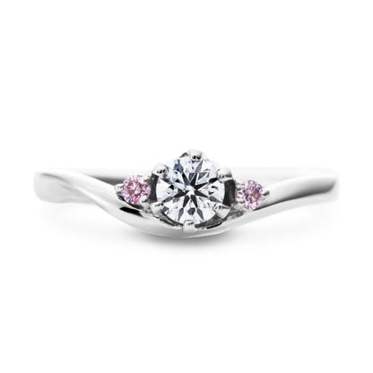 "AGLOBE JAPAN's milk and strawberry bridal ring with lab-grown diamond in Wavet design.
Platinum900 engagement ring with cute,simple and standard texture.
Natural and rare pink diamond set in wedding ring."