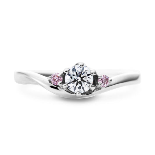 "AGLOBE JAPAN's milk and strawberry bridal ring with lab-grown diamond in Wavet design.
Platinum900 engagement ring with cute,simple and standard texture.
Natural and rare pink diamond set in wedding ring."