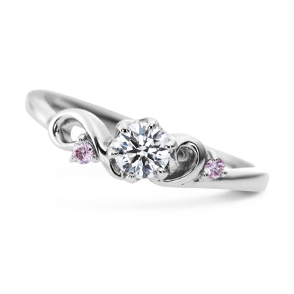 "AGLOBE JAPAN's milk and strawberry bridal ring with lab-grown diamond in Wave design.
Platinum900 engagement ring with cute,simple and standard texture.
Natural and rare pink diamond set in wedding ring."
