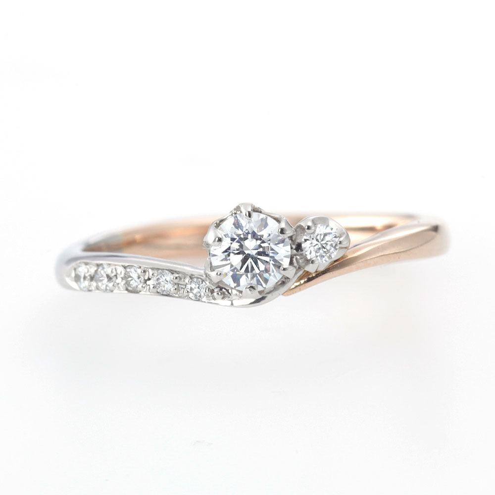 "AGLOBE JAPAN's milk and strawberry bridal ring with lab-grown diamond in V-shape design.
Platinum900 engagement ring with cute,simple and standard texture."