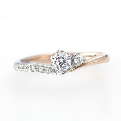 "AGLOBE JAPAN's milk and strawberry bridal ring with lab-grown diamond in V-shape design.
Platinum900 engagement ring with cute,simple and standard texture."
