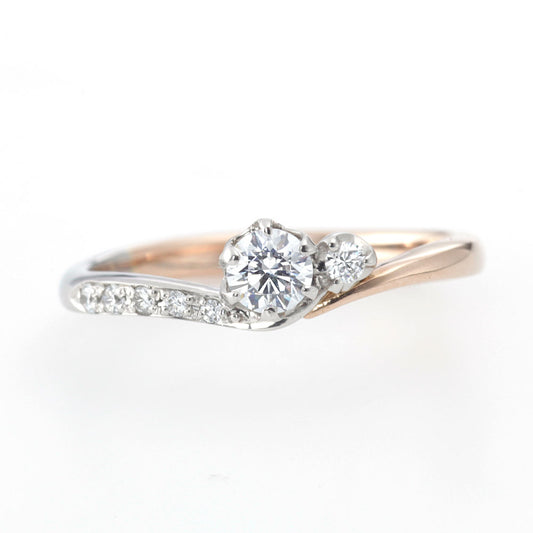 "AGLOBE JAPAN's milk and strawberry bridal ring with lab-grown diamond in V-shape design.
Platinum900 engagement ring with cute,simple and standard texture."