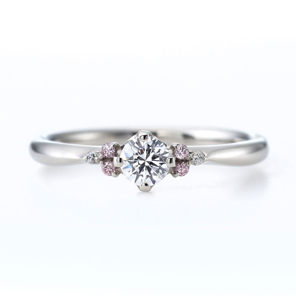 "AGLOBE JAPAN's milk and strawberry bridal ring with lab-grown diamond in Straight design.
Platinum900 engagement ring with cute,simple and standard texture.
Natural and rare pink diamond set in wedding ring."