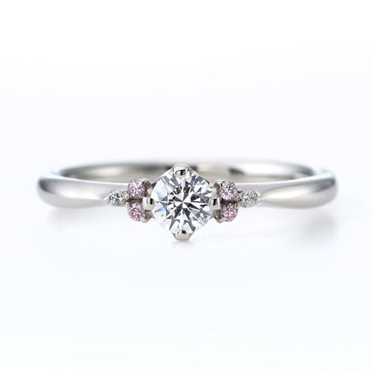 "AGLOBE JAPAN's milk and strawberry bridal ring with lab-grown diamond in Straight design.
Platinum900 engagement ring with cute,simple and standard texture.
Natural and rare pink diamond set in wedding ring."