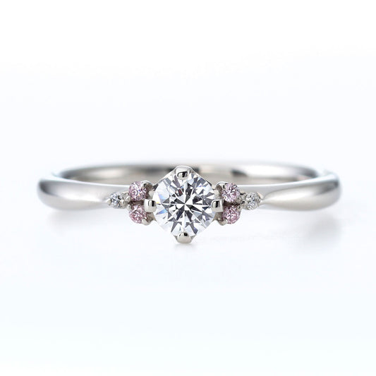 "AGLOBE JAPAN's milk and strawberry bridal ring with lab-grown diamond in Straight design.
Platinum900 engagement ring with cute,simple and standard texture.
Natural and rare pink diamond set in wedding ring."