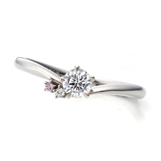 "AGLOBE JAPAN's milk and strawberry bridal ring with lab-grown diamond in V-shape design.
Platinum900 engagement ring with cute,simple and standard texture.
Natural and rare pink diamond set in wedding ring."