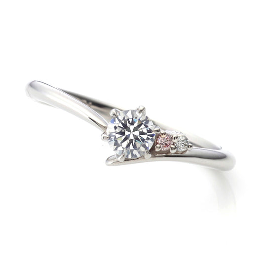 "AGLOBE JAPAN's milk and strawberry bridal ring with lab-grown diamond in V-shape design.
Platinum900 engagement ring with cute,simple and standard texture.
Natural and rare pink diamond set in wedding ring."