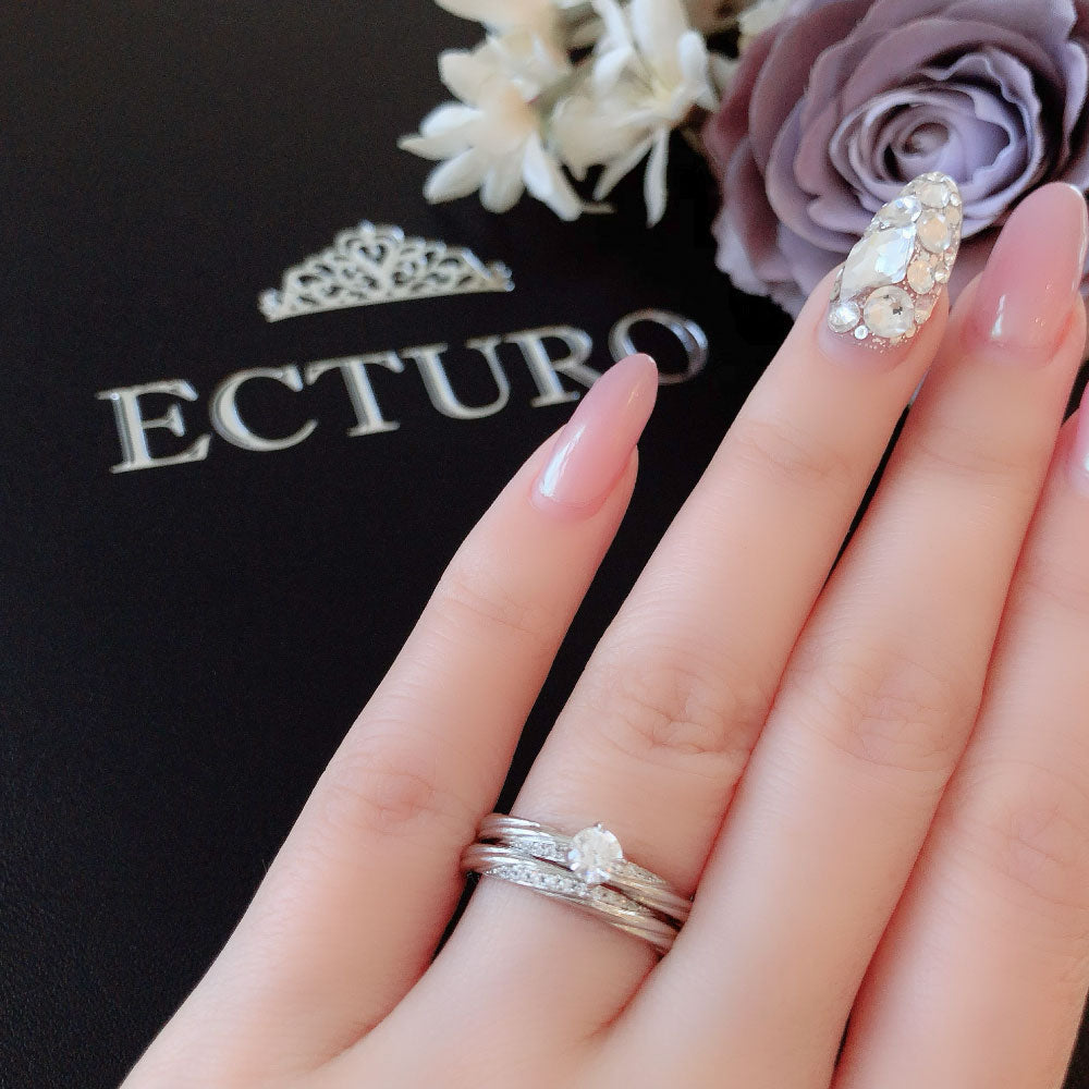 Lab-grown diamond engagement ring and wedding band （wedding ring）worn together