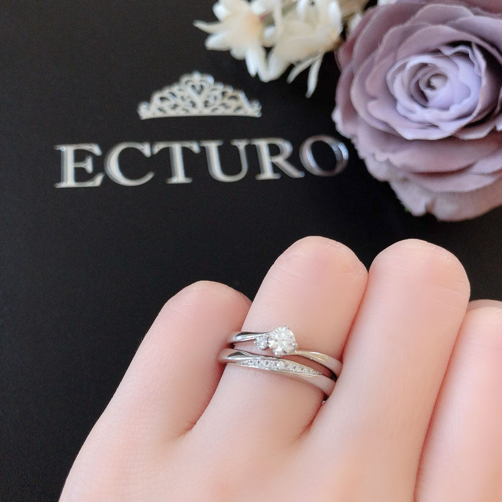 Lab-grown diamond engagement ring and wedding band （wedding ring）worn together