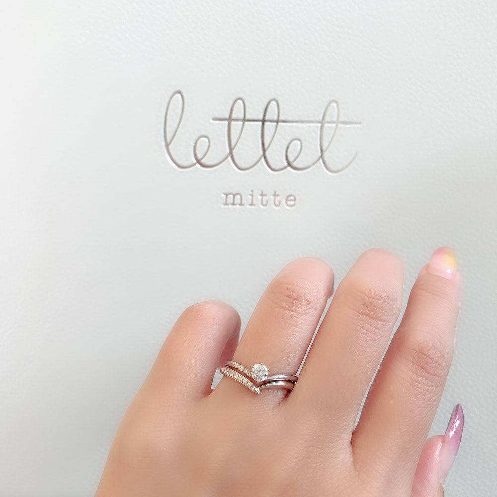 Lab-grown diamond engagement ring and wedding band （wedding ring）worn together
