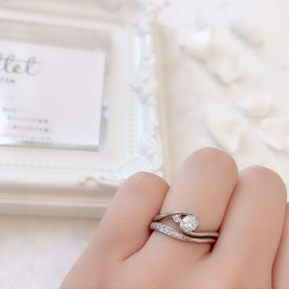 Lab-grown diamond engagement ring and wedding band （wedding ring）worn together