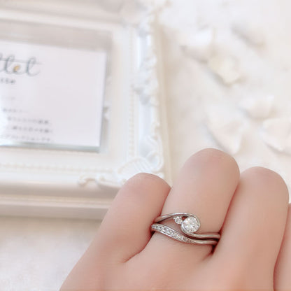 Lab-grown diamond engagement ring and wedding band （wedding ring）worn together