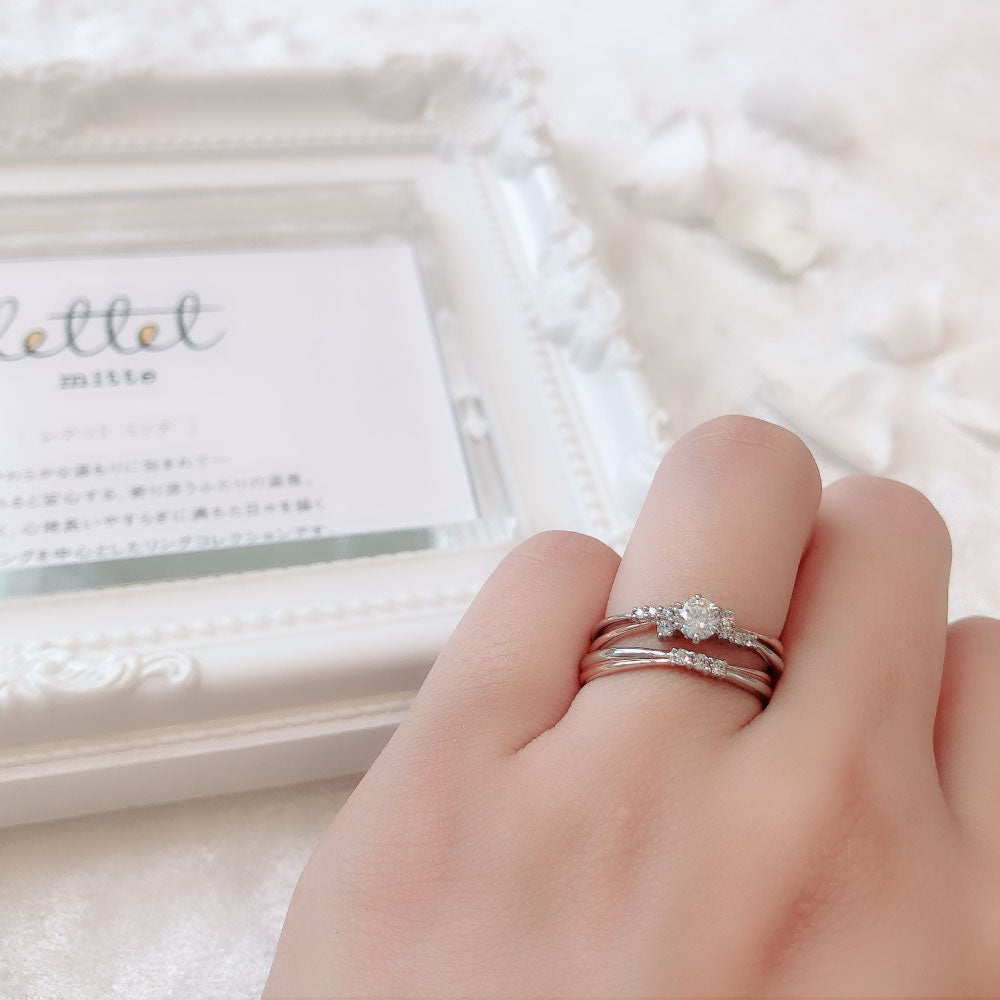 Lab-grown diamond engagement ring and wedding band （wedding ring）worn together