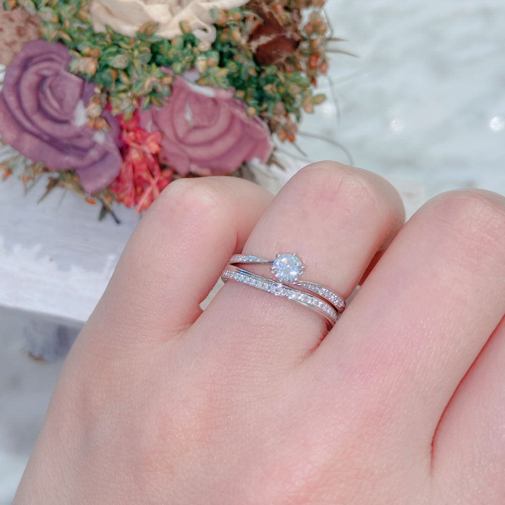 Lab-grown diamond engagement ring and wedding band （wedding ring）worn together