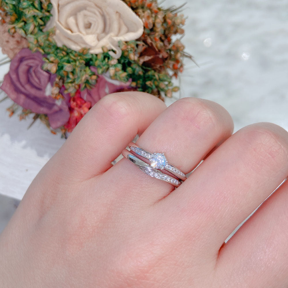 Lab-grown diamond engagement ring and wedding band （wedding ring）worn together
