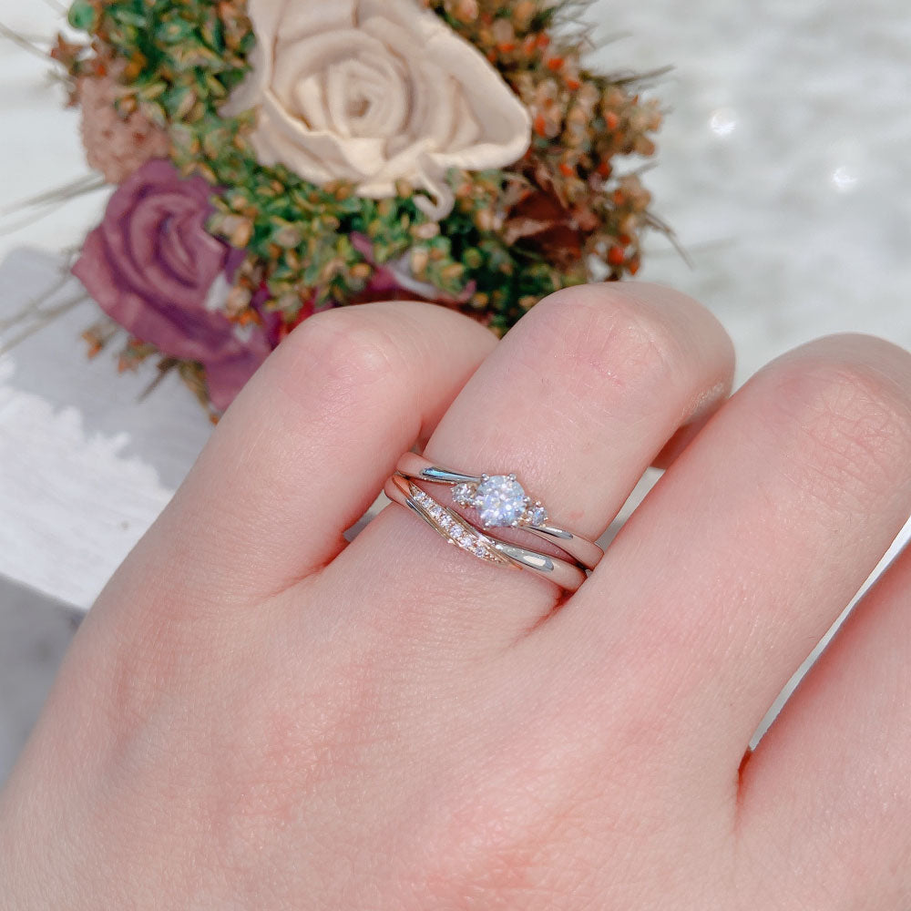 Lab-grown diamond engagement ring and wedding band （wedding ring）worn together