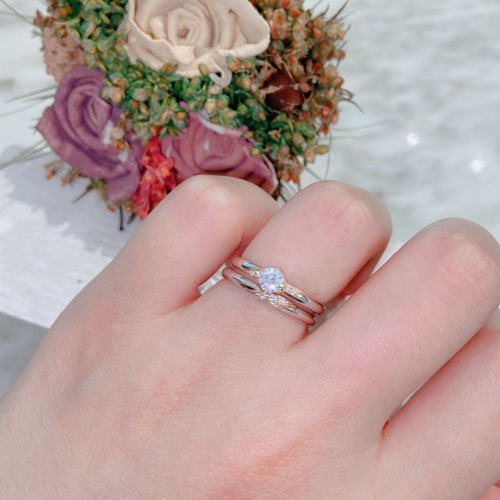Lab-grown diamond engagement ring and wedding band （wedding ring）worn together