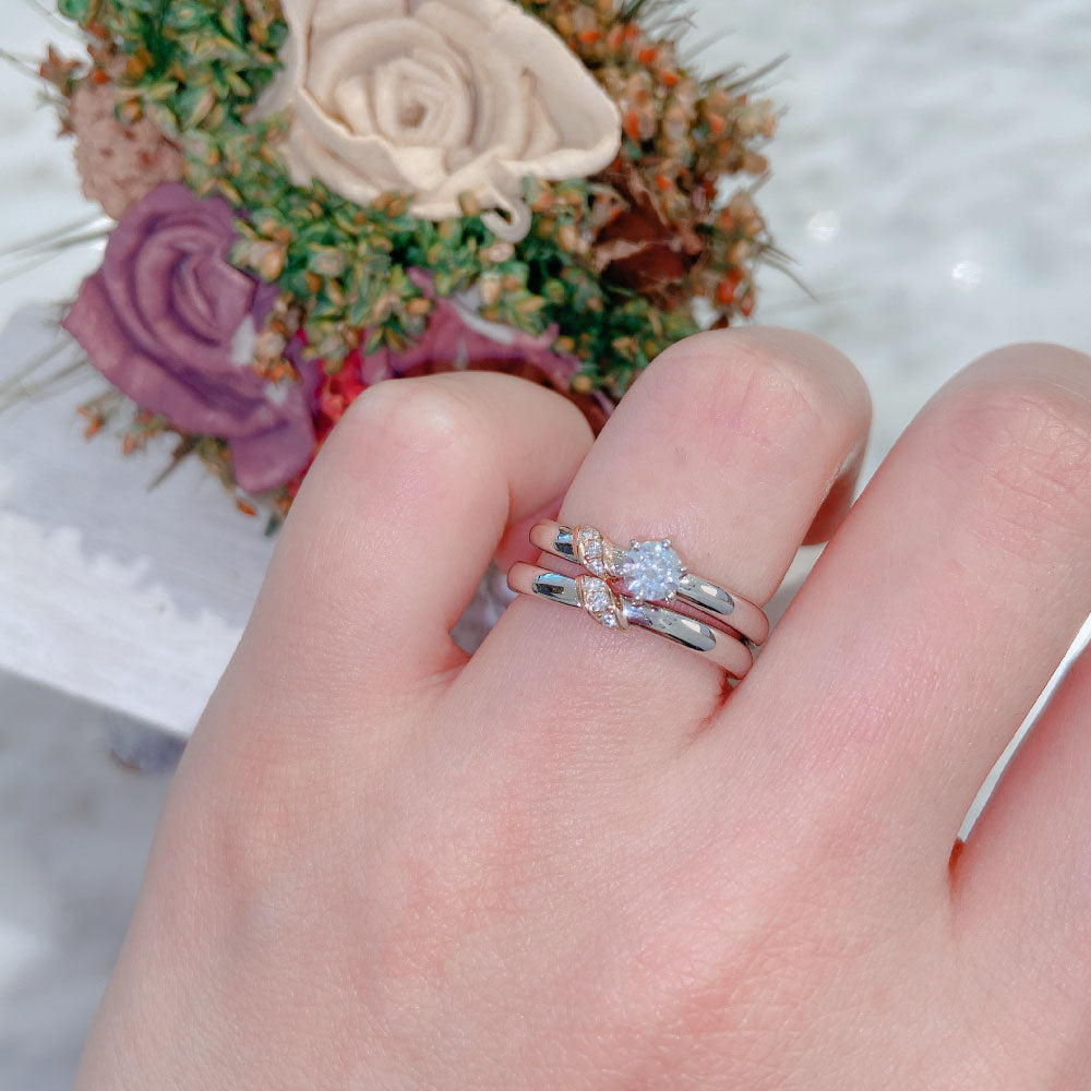 Lab-grown diamond engagement ring and wedding band （wedding ring）worn together