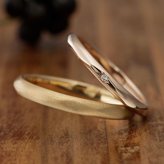 "casual wedding ring （wedding band,marriage ring）from the Aglobe japan's baum collection.
K18 pink gold（rose gold）and K18 Yellow Gold wedding ring （wedding band,marriage ring） with simple.natural and unique texture.
Rings with surface treatment.Rings with hammered finish."