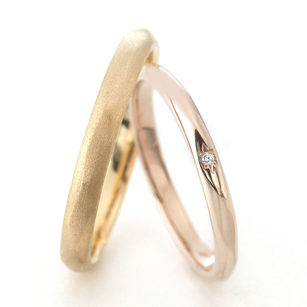 "casual wedding ring （wedding band,marriage ring）from the Aglobe japan's baum collection.
K18 pink gold（rose gold）and K18 Yellow Gold wedding ring （wedding band,marriage ring） with simple.natural and unique texture.
Rings with surface treatment.Rings with hammered finish."