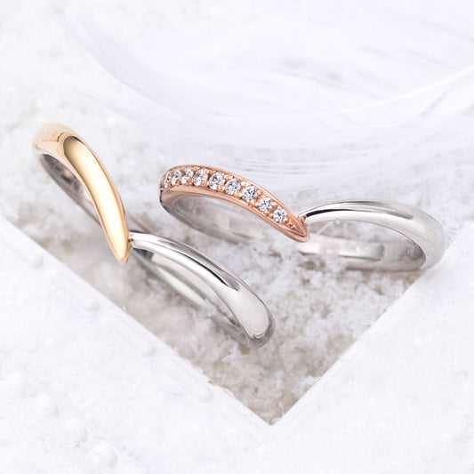 "cute,unique and European wedding ring （wedding band,marriage ring）from the Aglobe japan's lettet mitte collection.
Combination marriage ring（wedding ring,wedding band） in platinum and K18 pink gold.
Combination wedding ring （wedding band,marriage ring） with simple and standard texture.
"