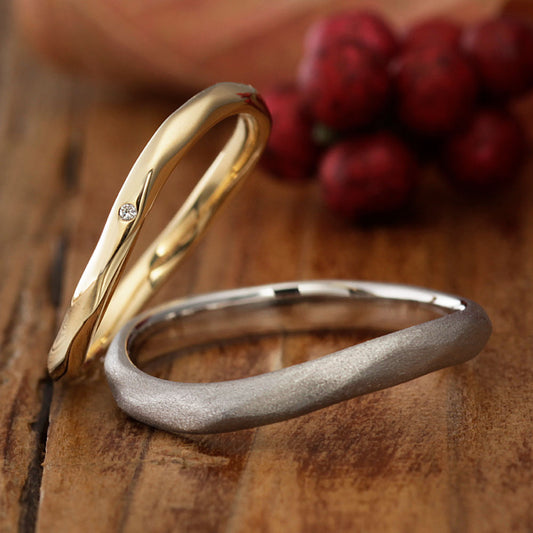 "casual wedding ring （wedding band,marriage ring）from the Aglobe japan's baum collection.
Platinum900 and K18 Yellow Gold wedding ring （wedding band,marriage ring） with simple.natural and unique texture.
Rings with surface treatment.Rings with hammered finish."