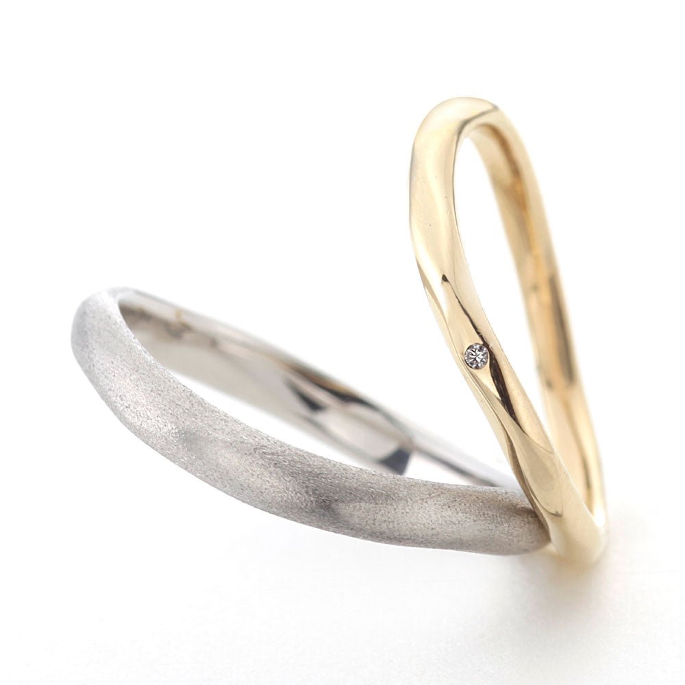 "casual wedding ring （wedding band,marriage ring）from the Aglobe japan's baum collection.
Platinum900 and K18 Yellow Gold wedding ring （wedding band,marriage ring） with simple.natural and unique texture.
Rings with surface treatment.Rings with hammered finish."