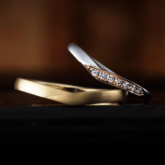 "antique and European wedding ring （wedding band,marriage ring）from the Aglobe japan's cherluv collection.
Combination marriage ring（wedding ring,wedding band） in platinum and K18 pink gold.
Straight type Milled rings.
Rings with surface treatment."
