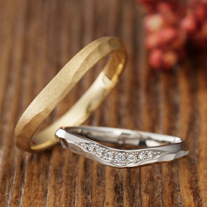 "casual wedding ring （wedding band,marriage ring）from the Aglobe japan's baum collection.
Platinum900 and K18 Yellow Gold wedding ring （wedding band,marriage ring） with simple.natural and unique texture.
Rings with surface treatment.Rings with hammered finish."