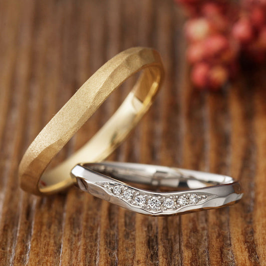 "casual wedding ring （wedding band,marriage ring）from the Aglobe japan's baum collection.
Platinum900 and K18 Yellow Gold wedding ring （wedding band,marriage ring） with simple.natural and unique texture.
Rings with surface treatment.Rings with hammered finish."