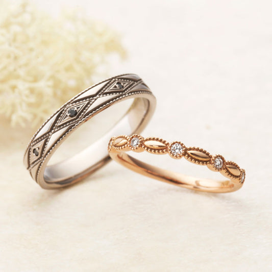"antique wedding t ring from the Aglobe japan Amour Amulet collection.
K18 pink gold（rose gold）and Platinum900 wedding ring （wedding band,marriage ring） with antique and European texture.
Rings with milling"