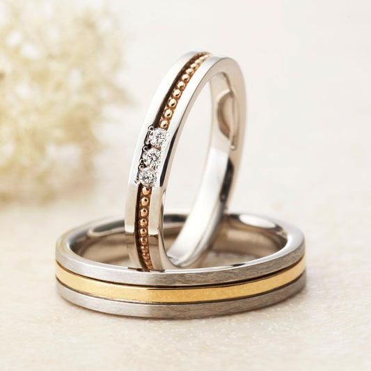 "antique wedding t ring from the Aglobe japan Amour Amulet collection.
Combination marriage ring（wedding ring,wedding band） in platinum and K18 pink gold（K18 Yellow Gold）.
Rings with surface treatment."