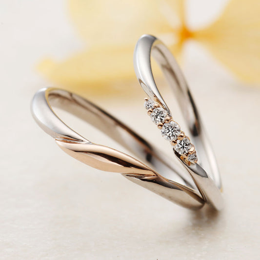 "antique wedding t ring from the Aglobe japan Amour Amulet collection.
Combination marriage ring（wedding ring,wedding band） in platinum and K18 pink gold（K18 Yellow Gold）."