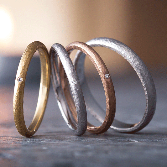 "casual wedding ring （wedding band,marriage ring）from the Aglobe japan's neuspur collection.
K18 White Gold , K18 pink gold（rose gold）and K18 Yellow Gold wedding ring （wedding band,marriage ring） with unique and Simple texture.
Shape processing is applied to the ring surface."