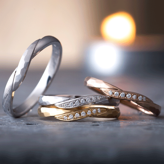 "casual wedding ring （wedding band,marriage ring）from the Aglobe japan's neuspur collection.
K18 White Gold , K18 pink gold（rose gold）and K18 Yellow Gold wedding ring （wedding band,marriage ring） with unique and Simple texture.
Shape processing is applied to the ring surface."
