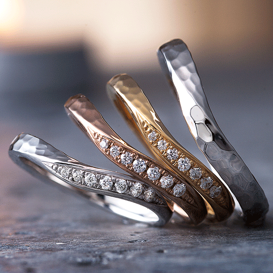 "casual wedding ring （wedding band,marriage ring）from the Aglobe japan's neuspur collection.
K18 White Gold , K18 pink gold（rose gold）and K18 Yellow Gold wedding ring （wedding band,marriage ring） with unique and Simple texture.
Shape processing is applied to the ring surface."