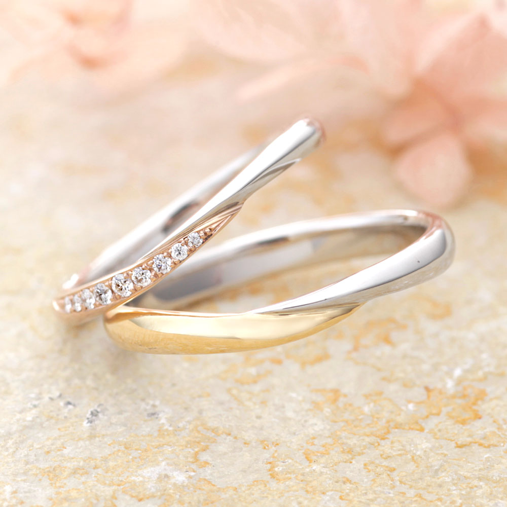 "antique wedding t ring from the Aglobe japan Amour Amulet collection.
Combination marriage ring（wedding ring,wedding band） in platinum and K18 pink gold（K18 Yellow Gold）."