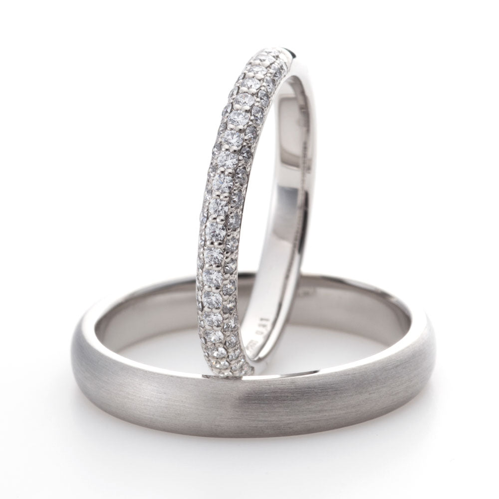 "Japanesestyle wedding ring （wedding band,marriage ring）from the Aglobe japan's ironoha collection.
Platinum900 wedding ring （wedding band,marriage ring） with simple and standard texture.
Rings with surface treatment.
Straight type diamond eternity ring"