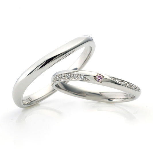 "cute,simple and standard wedding ring （wedding band,marriage ring）from the Aglobe japan's milk and strawberry collection.
Platinum900 wedding ring （wedding band,marriage ring） with luxury texture.
Natural and rare pink diamond set in wedding ring."