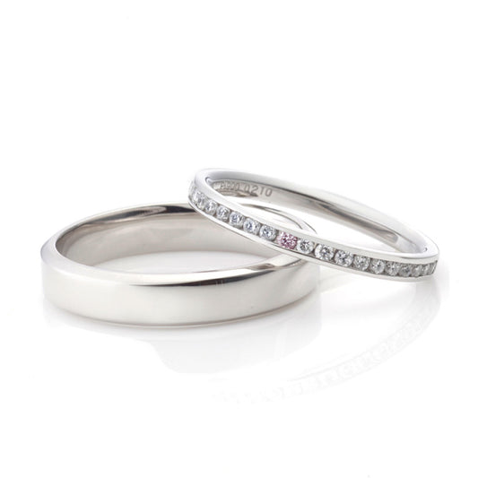 "cute,simple and standard wedding ring （wedding band,marriage ring）from the Aglobe japan's milk and strawberry collection.
Platinum900 wedding ring （wedding band,marriage ring） with luxury texture.
Natural and rare pink diamond set in wedding ring."