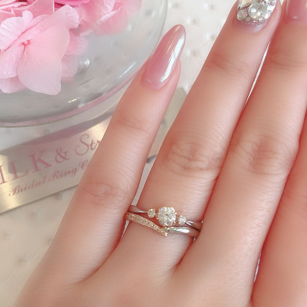 Lab-grown diamond engagement ring and wedding band （wedding ring）worn together