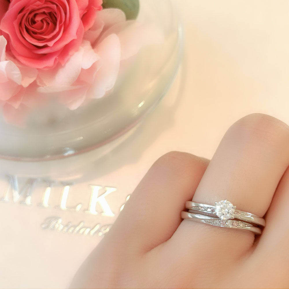 Lab-grown diamond engagement ring and wedding band （wedding ring）worn together