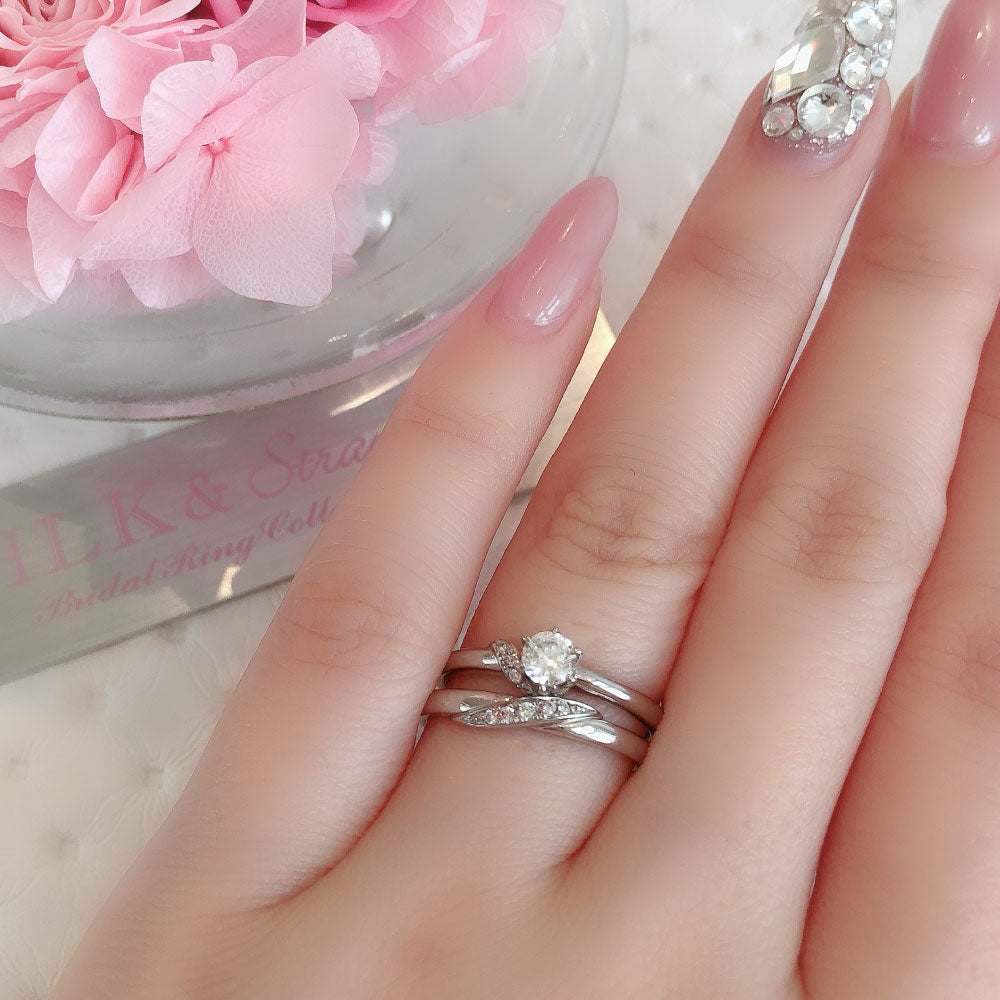 Lab-grown diamond engagement ring and wedding band （wedding ring）worn together