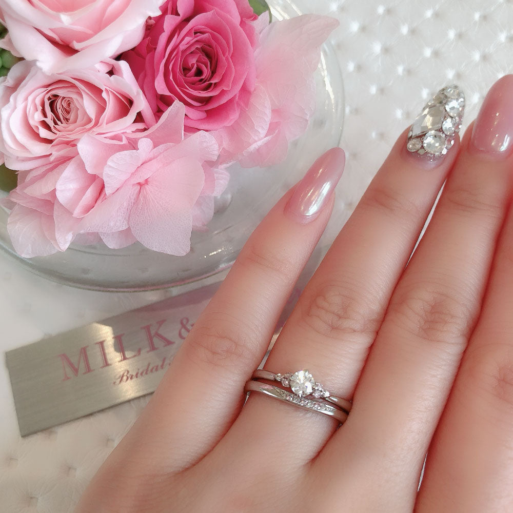Lab-grown diamond engagement ring and wedding band （wedding ring）worn together