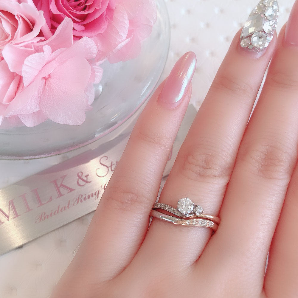 Lab-grown diamond engagement ring and wedding band （wedding ring）worn together