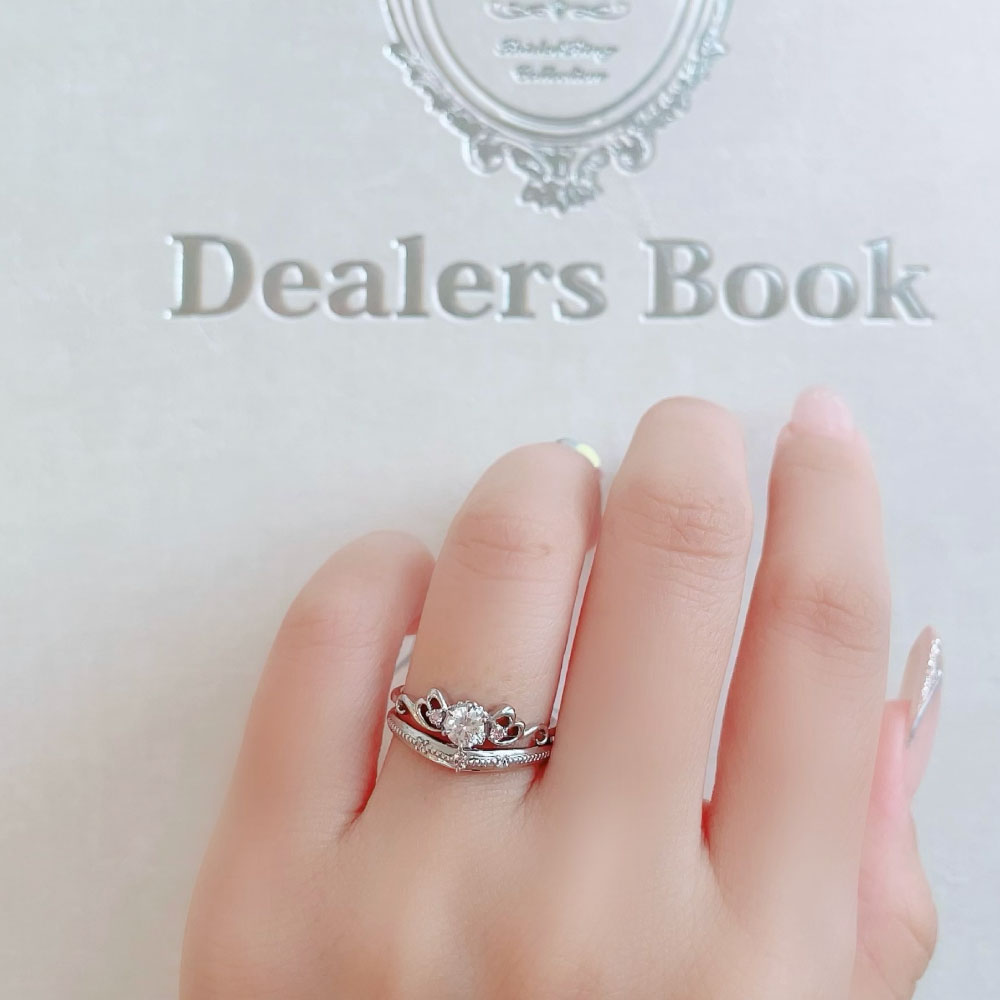 Lab-grown diamond engagement ring and wedding band （wedding ring）worn together