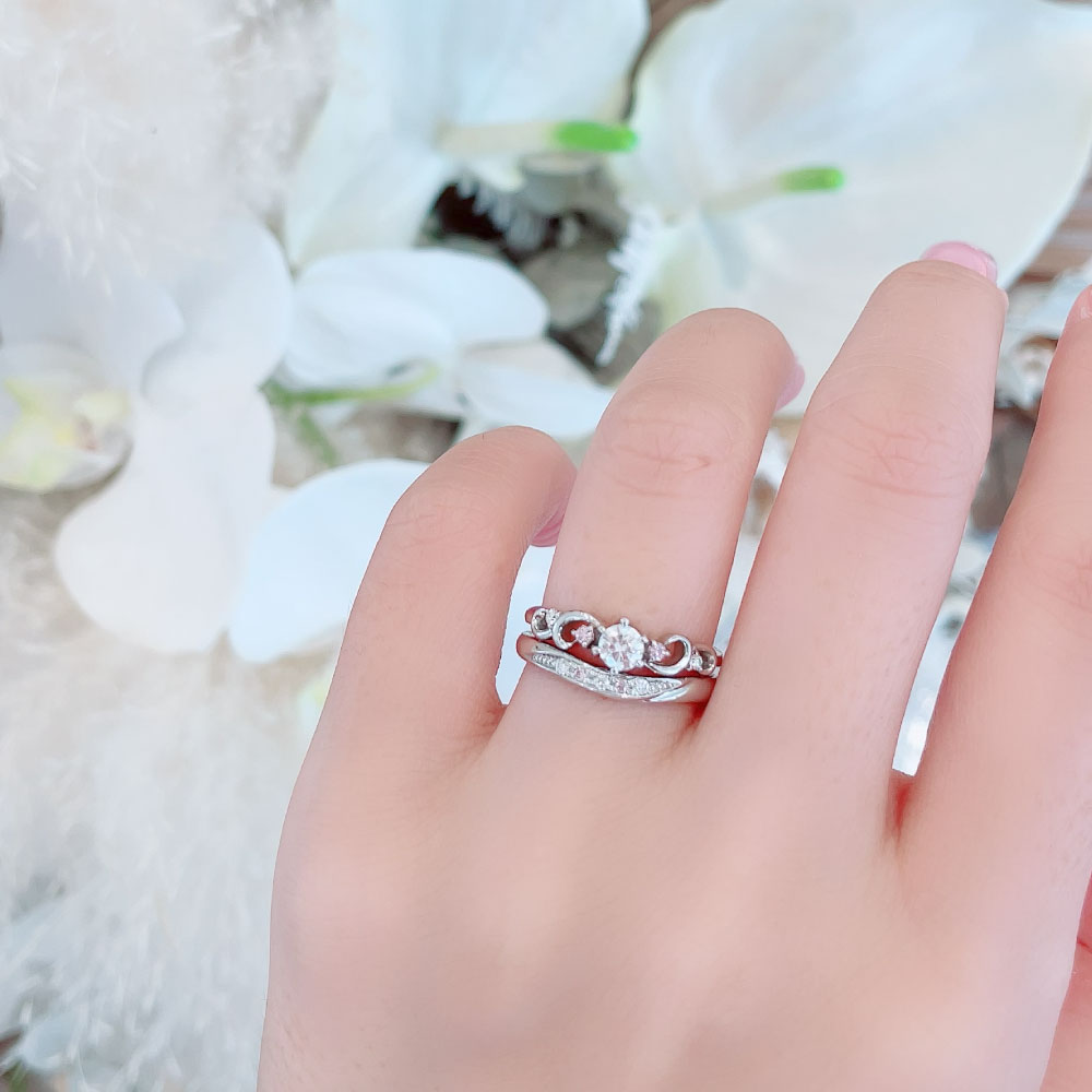 Lab-grown diamond engagement ring and wedding band （wedding ring）worn together
