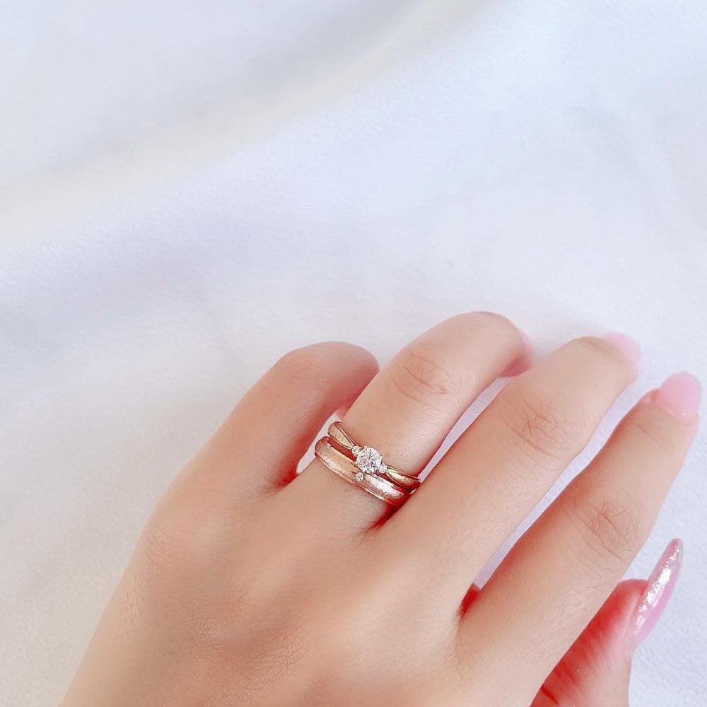 Lab-grown diamond engagement ring and wedding band （wedding ring）worn together