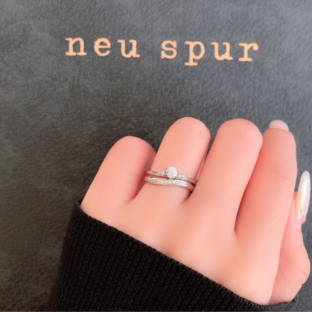 Lab-grown diamond engagement ring and wedding band （wedding ring）worn together
