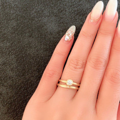 Lab-grown diamond engagement ring and wedding band （wedding ring）worn together